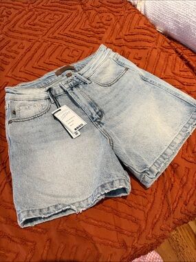 Judy Blue rigid magic denim shorts. Size medium.